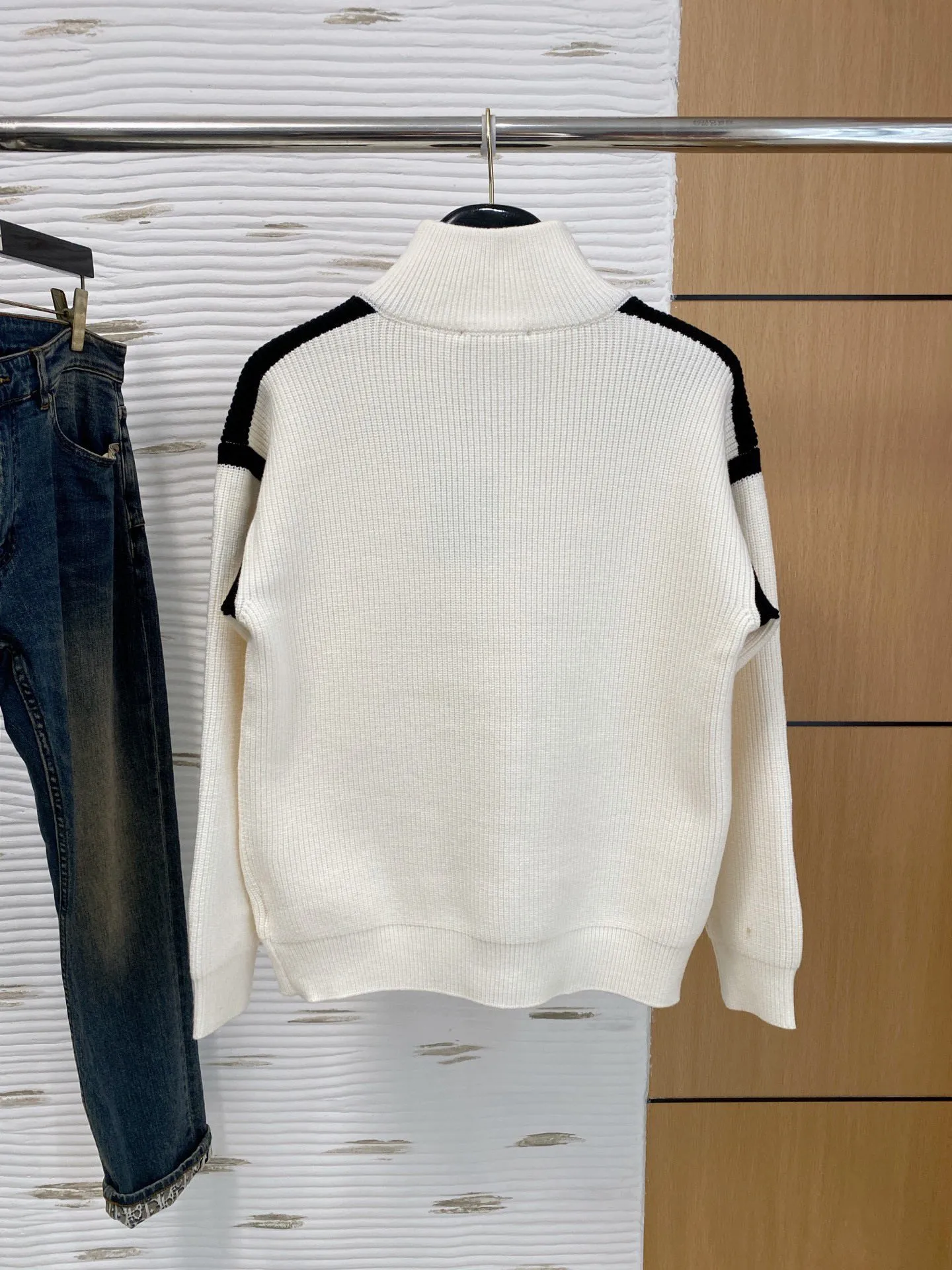 🅿️540 【LV Louis Vuitton】Autumn and winter classic cardigan sweater, in full condition! ! ! Wool blended fabric, the latest model in 2025, golden ratio! ! Slim-fitting soft gold, versatile and practical item, the combination and practicality are extremely powerful, simple and elegant, and classy! To create your own style, it is highly recommended to buy it in two colors. The standard slim fit tailoring process is suitable for both young and old men. It is knitted from wool and will not cause any discomfort! While keeping warm, it is stylish, textured and wearable, and the classic logo with contrasting colors on the chest feels in place! ! Recommended for regular customers! ! Size M-3XL (maximum wear: 190 pounds)